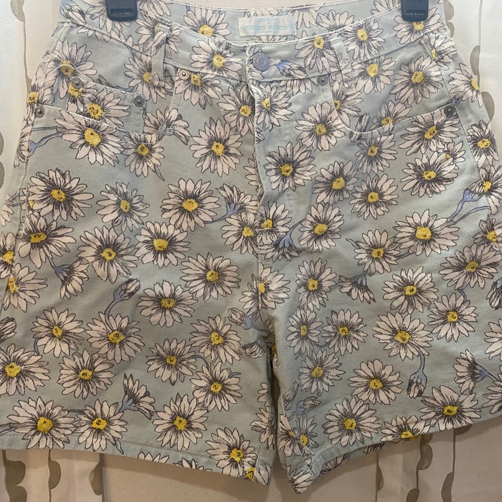 Guess mid length daisy shorts
